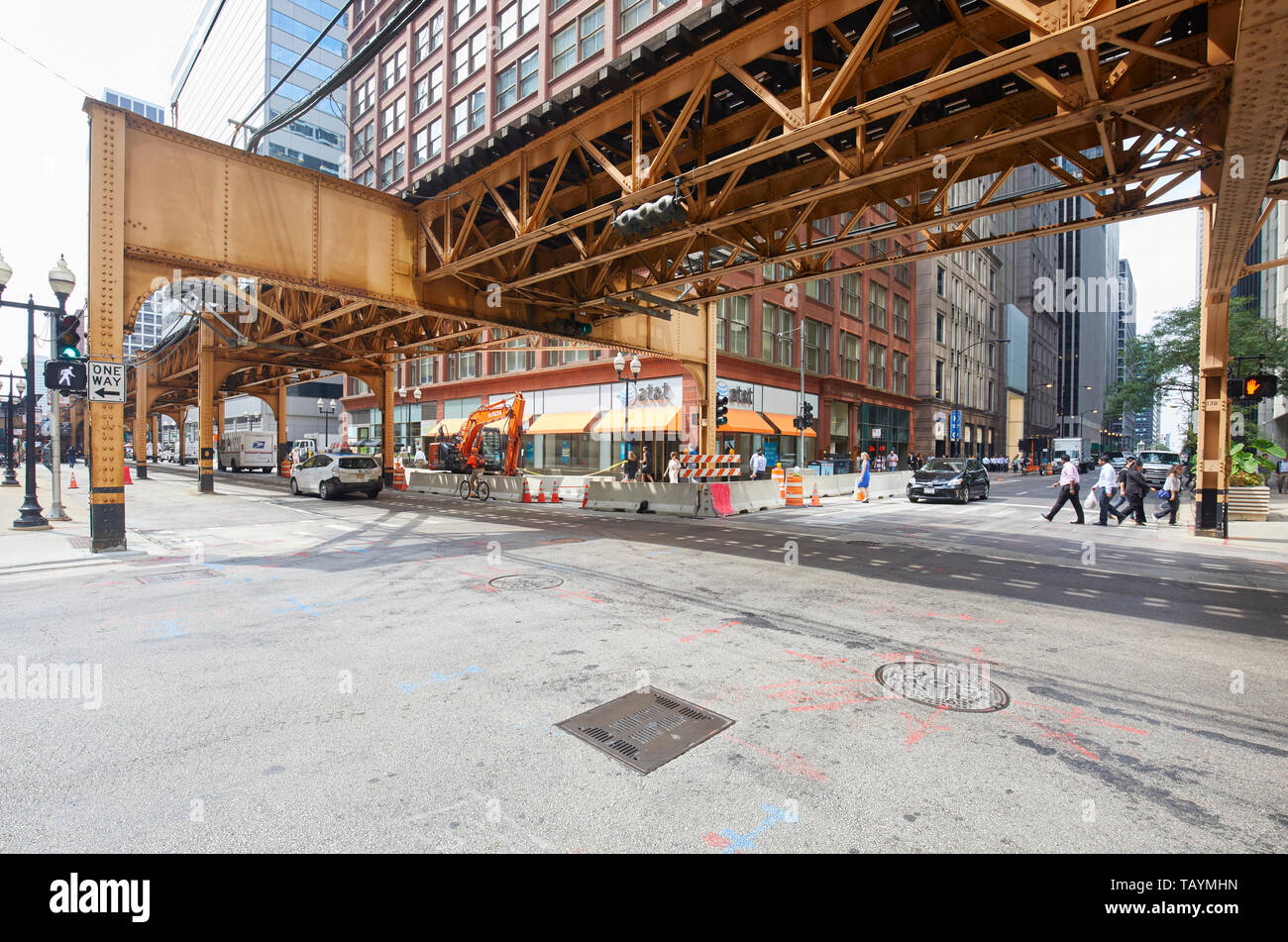 Il sovraccarico di Chicago CTA (City Transit Authority), metropolitana treno tracce sopra le strade, Chicago, Illinois, America Foto Stock