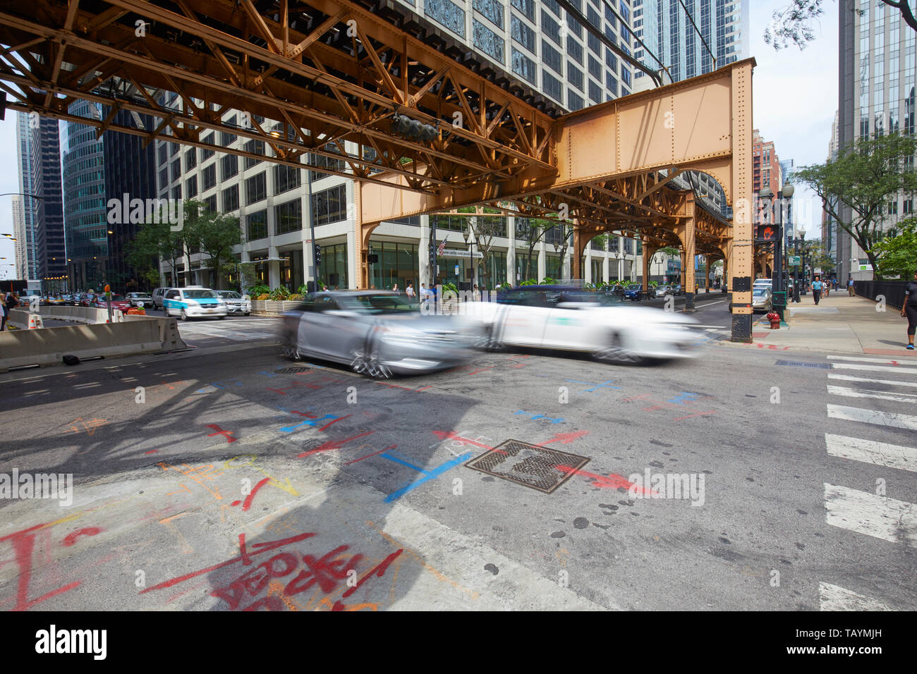 Il sovraccarico di Chicago CTA (City Transit Authority), metropolitana treno tracce sopra le strade, Chicago, Illinois, America Foto Stock