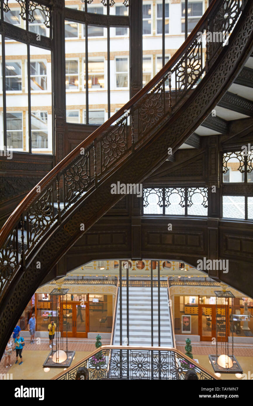 Le scale della storica Rookery Building, Chicago, Illinois, Stati Uniti Foto Stock