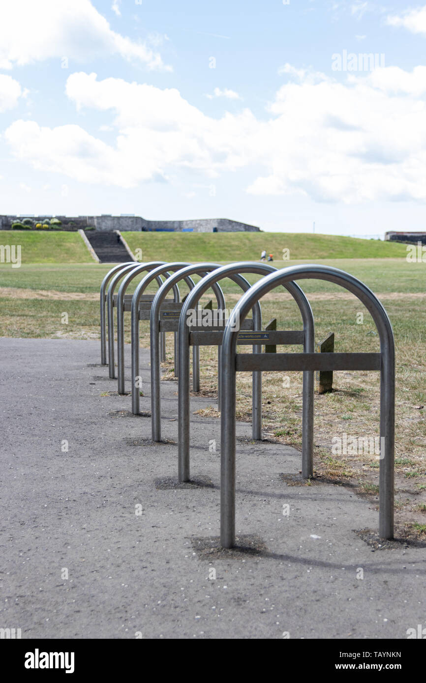 Una fila di metallo biciclette o moto cremagliere Foto Stock