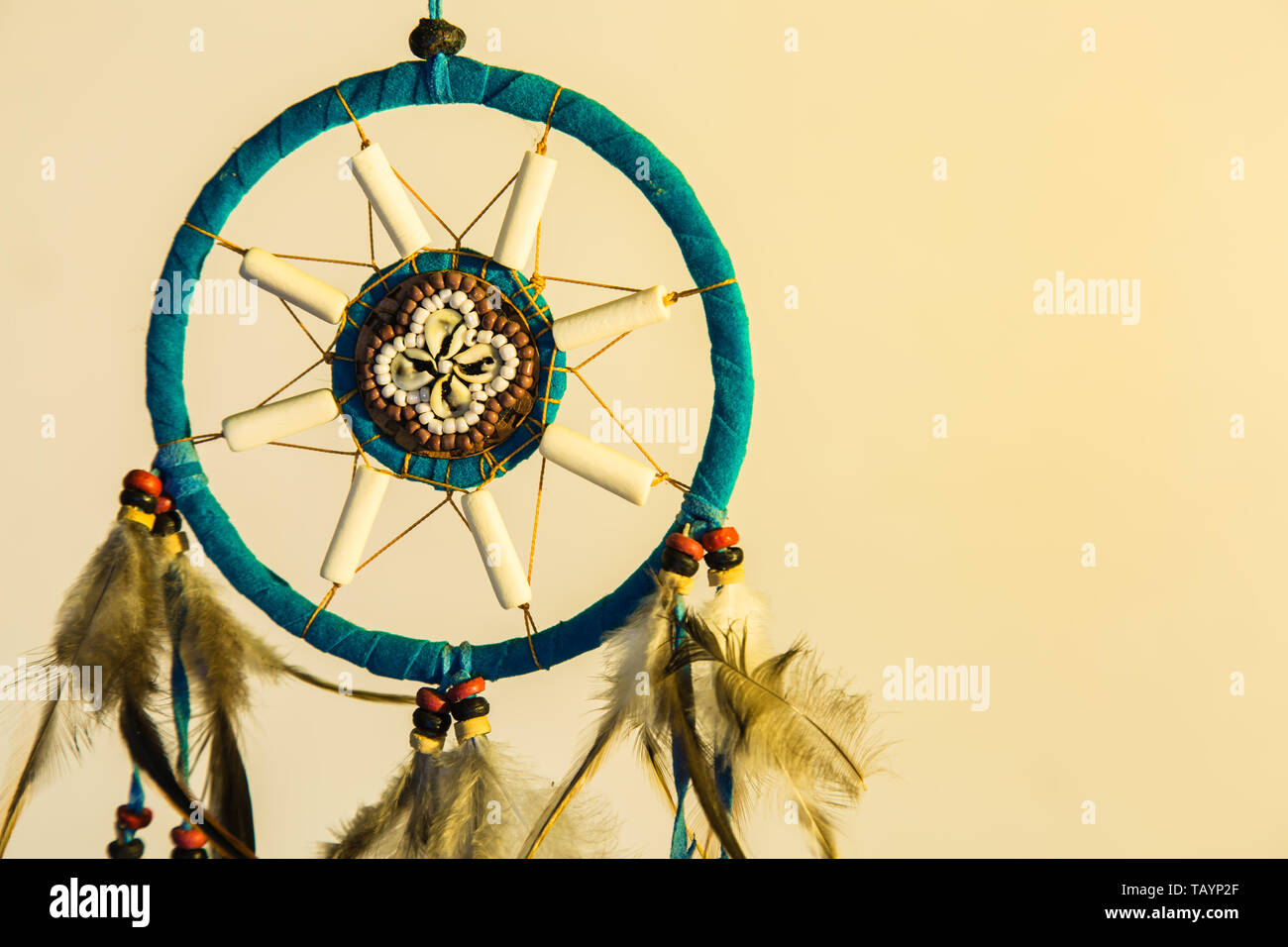 Dream Catcher appeso su sfondo bianco Foto Stock
