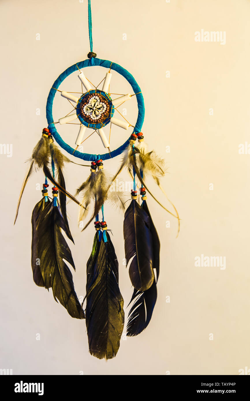 Dream Catcher appeso su sfondo bianco Foto Stock