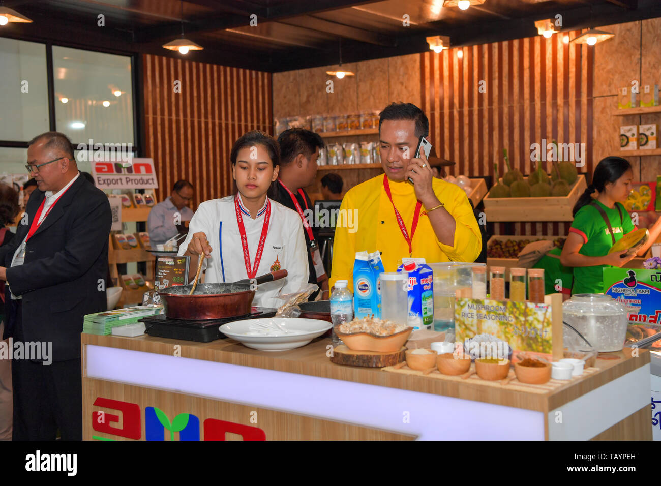 NONTHABURI - 28 maggio : i cuochi sono dimostrazioni di cottura per visitatori e clienti in durante il periodo di esposizioni di THAIFEX - World of food ASIA 2019 su 28 Maggio 2 Foto Stock