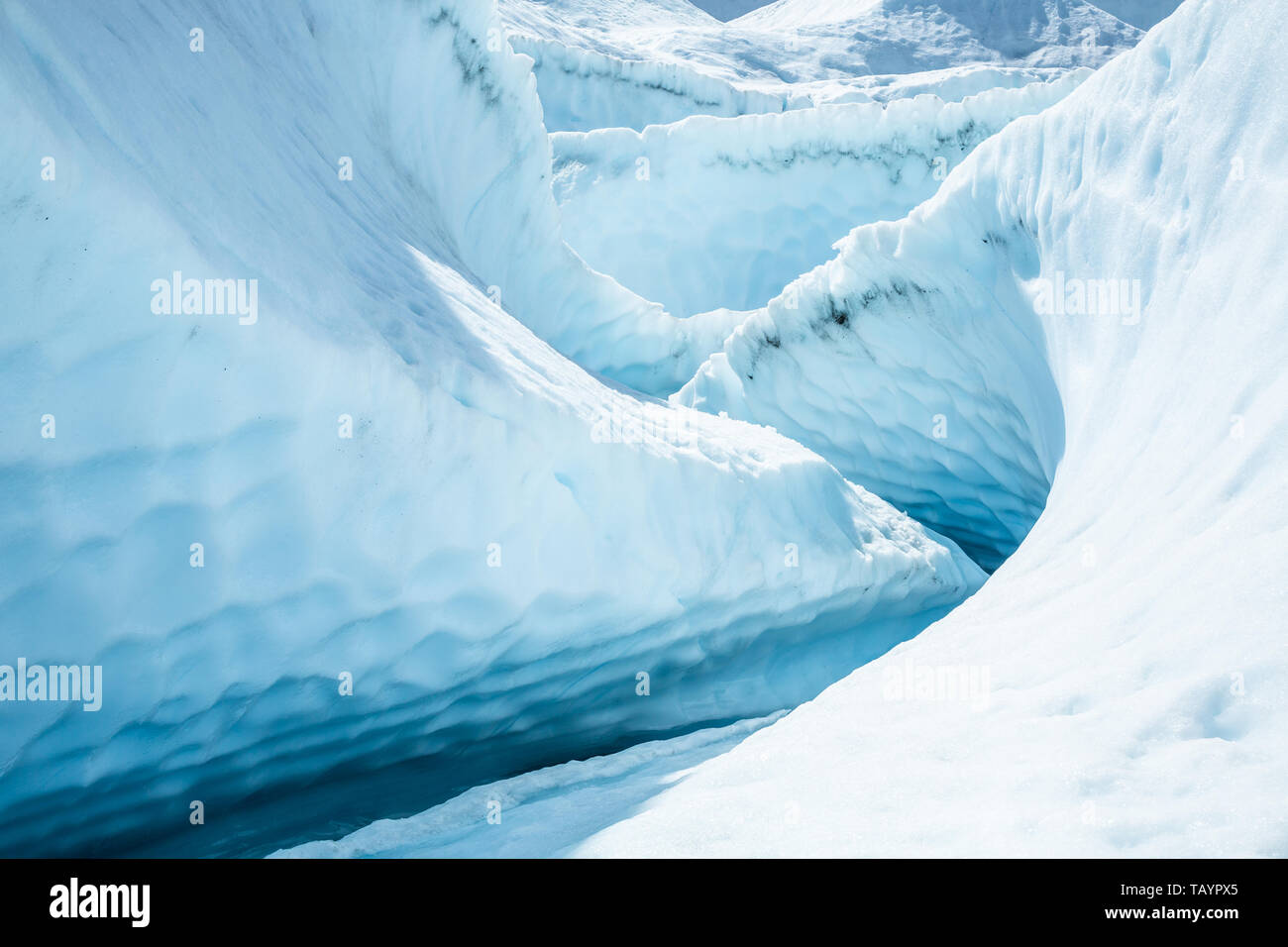 Indietro sul ghiacciaio Matanuska nel Chugach Mountain Range, un fiume taglia attraverso il ghiaccio del ghiacciaio. Fondere, scolpisce un avvolgimento, narro Foto Stock