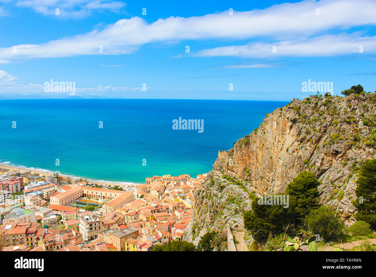 Bellissimo paesaggio marino che circonda l'Italiano città costiera di Cefalù. La bella città sulla costa Tirrenica della Sicilia è estate popolare destinazione di vacanza. Foto Stock