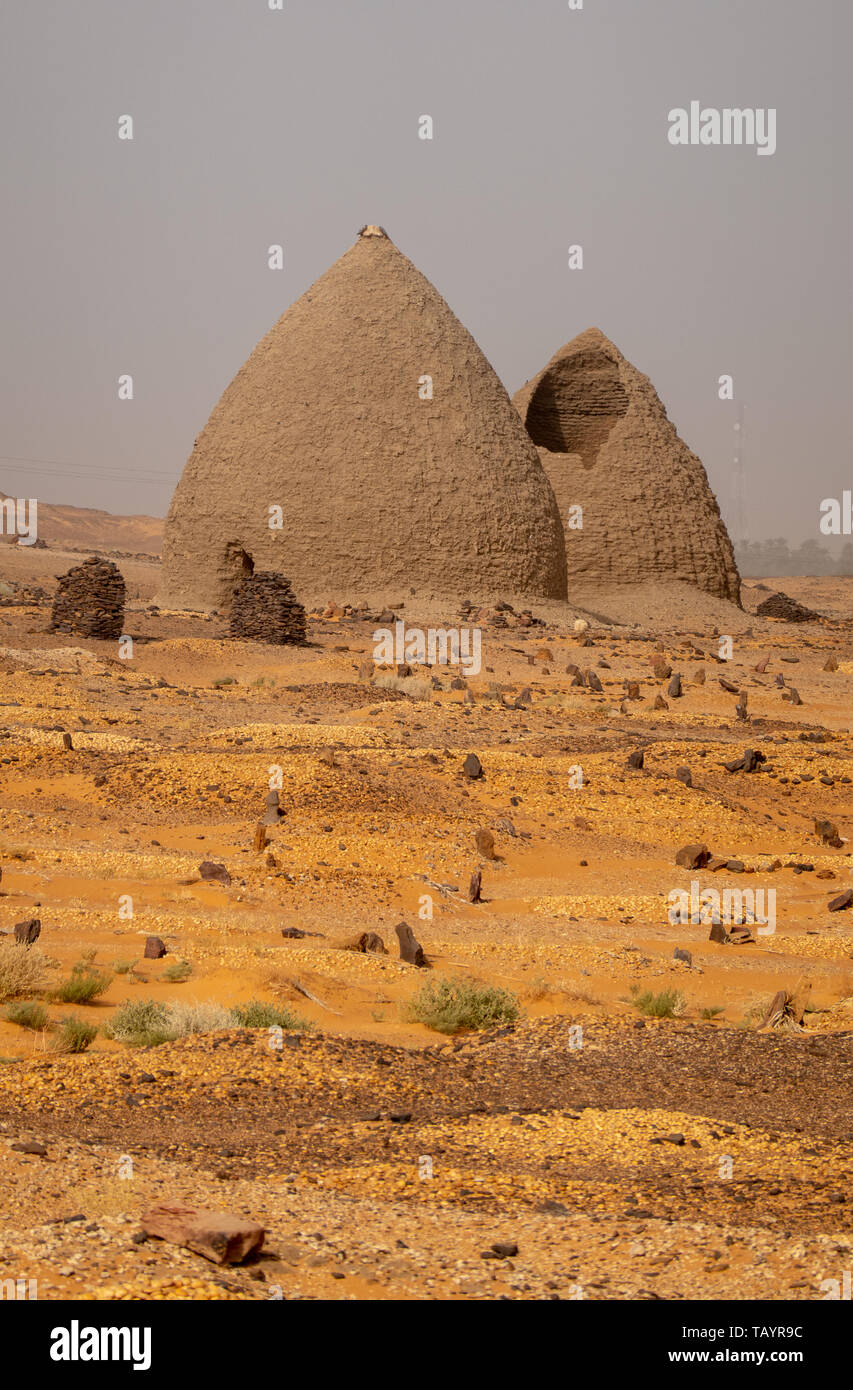 Tombe del vecchio cimitero di Dongola e tombe nel nord del deserto sudanese, Sahara Foto Stock