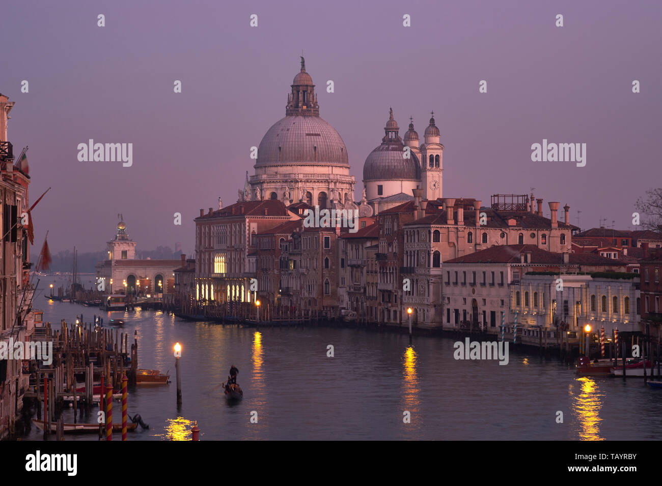 Grand Canal, guardando verso le cupole della La chiesa salutano, crepuscolo, luce della sera con riflessi nell'acqua. Foto Stock