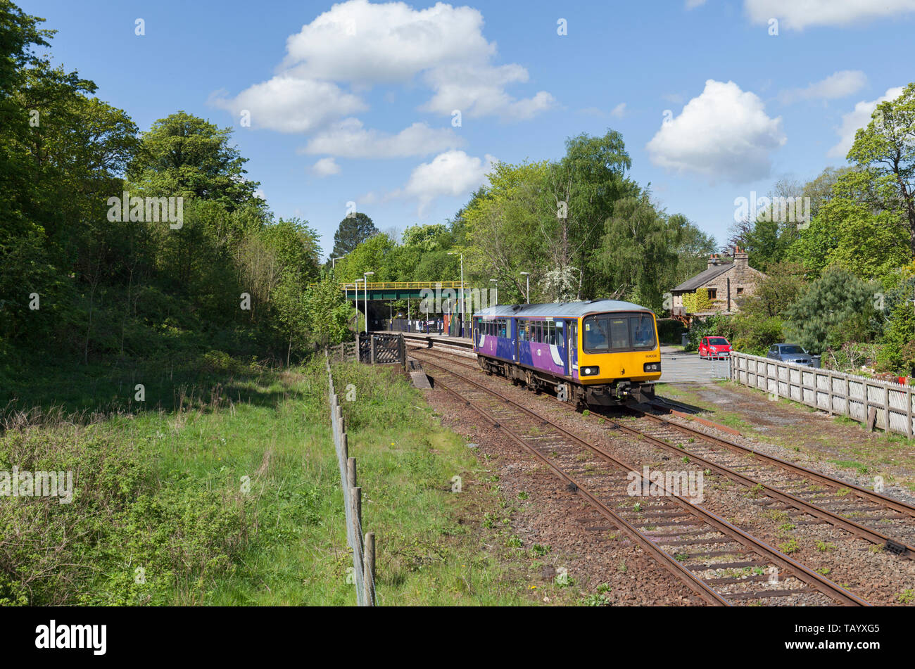Arriva ferroviaria settentrionale classe 144 sprinter treno in partenza da Wennington stazione ferroviaria sulla linea di Bentham Foto Stock