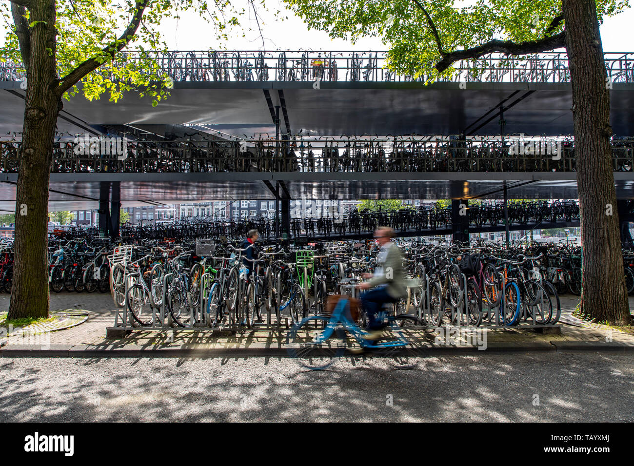 Amsterdam, Paesi Bassi, noleggio spazio parcheggio, su 3 piani, vicino alla stazione centrale e gratuitamente per più di 2500 bike, Foto Stock