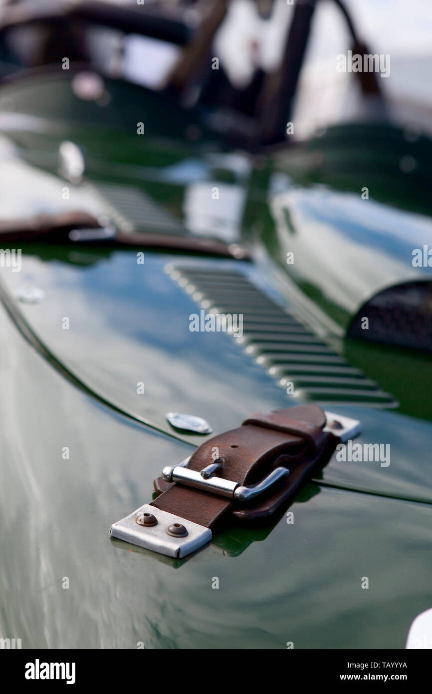 Vecchia pelle usurati classic car le cinghie del cofano Foto Stock