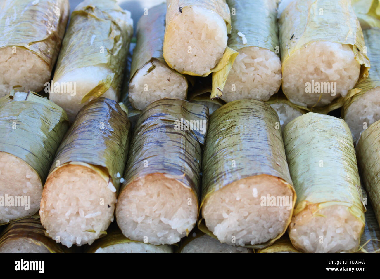 Cucina di strada chiamato lemang (gnocco di riso) una malese cibo locale e una delicatezza deve durante la stagione di festa in Malesia, Singapore, Indonesia e Brune Foto Stock