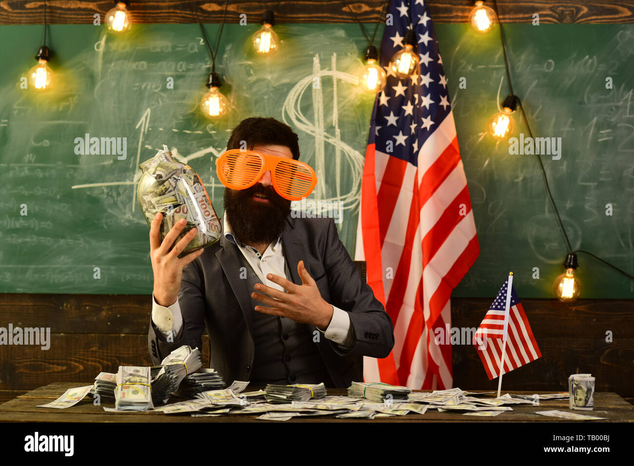 Pianificazione del reddito di aumento della dotazione di bilancio politica. concetto di reddito con uomo barbuto tenere dollari Foto Stock