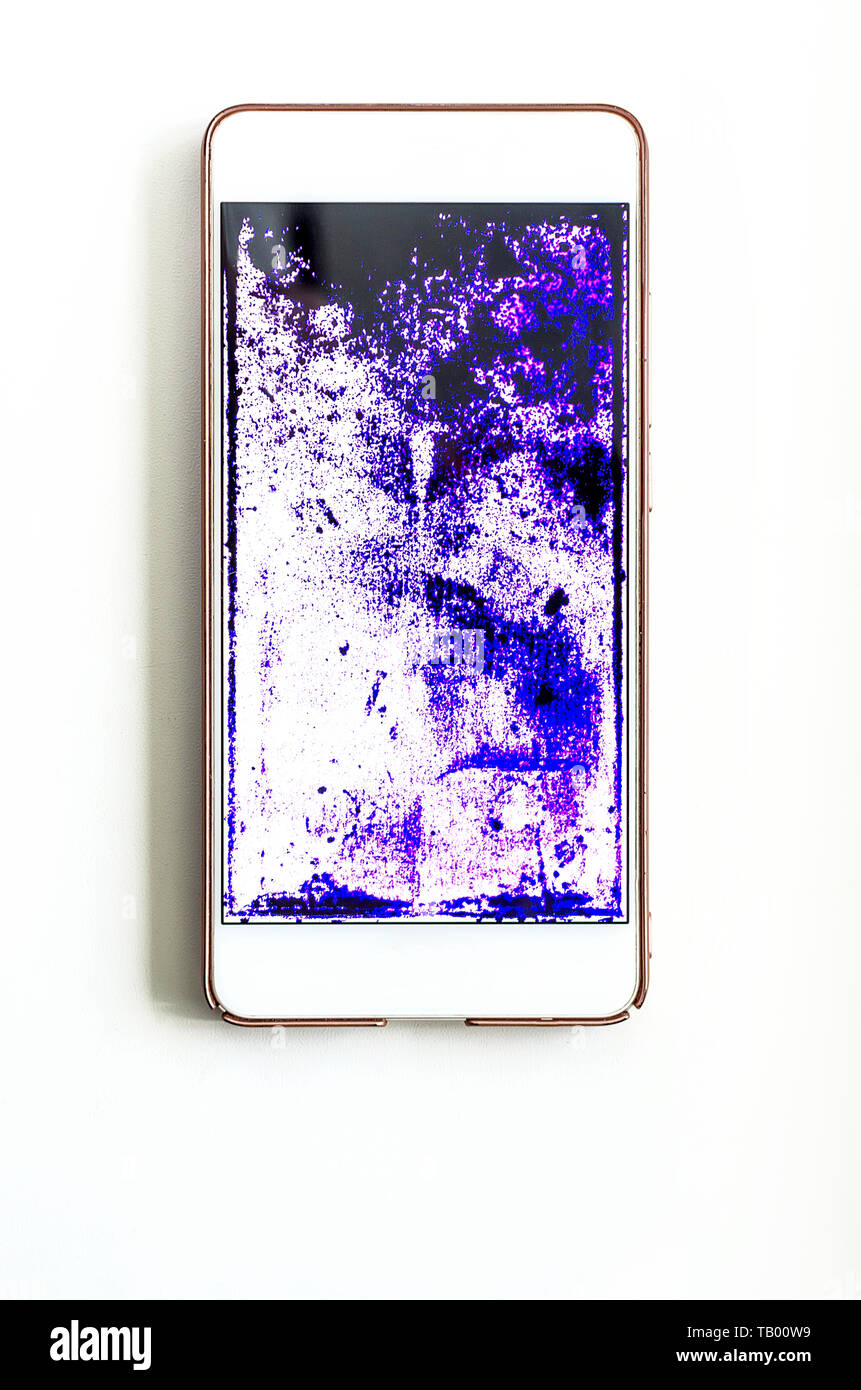 Telefono cellulare con uno schermo rotto sul tavolo bianco. macchie scure  di porpora, blu e nero su tutta la superficie dello schermo del servizio,  concetto, vista dall'alto Foto stock - Alamy