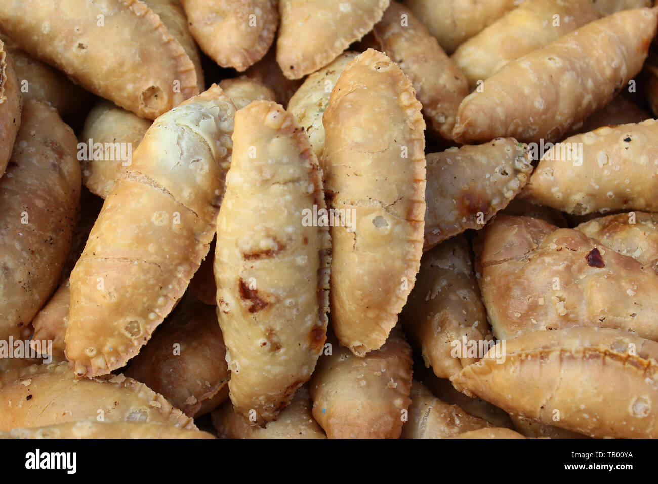 Pasta di curry o localmente noto come Karipap a street bazar del cibo in Kota Kinabalu Sabah Malaysia. Foto Stock