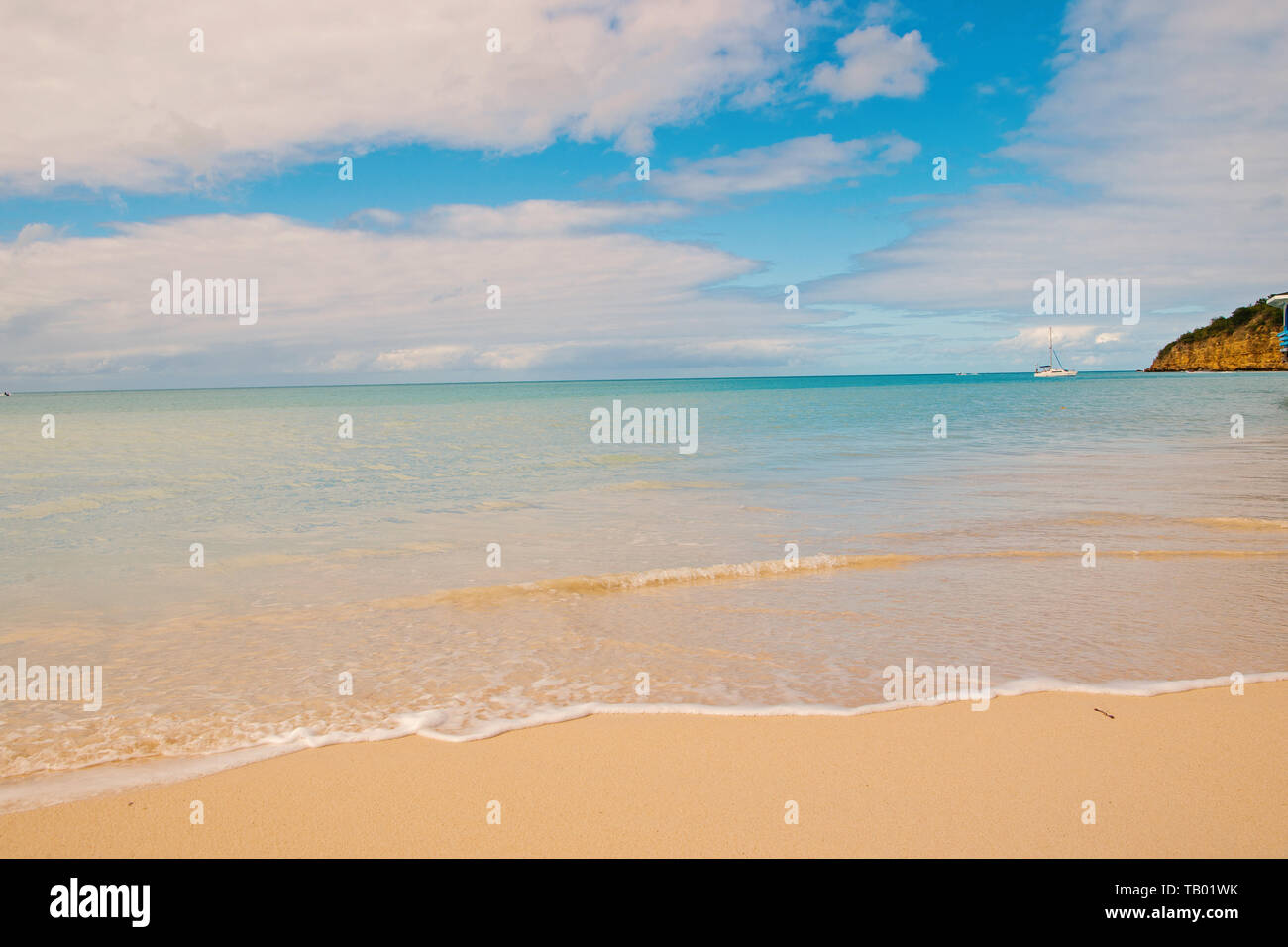 Mare spiaggia di St Johns, Antigua. Acqua trasparente presso la spiaggia di sabbia bianca. Idilliaci paesaggi marini. Scoperta e wanderlust. Vacanze estive sull isola tropicale con spiaggia perfetta. Tempo di spiaggia. Foto Stock