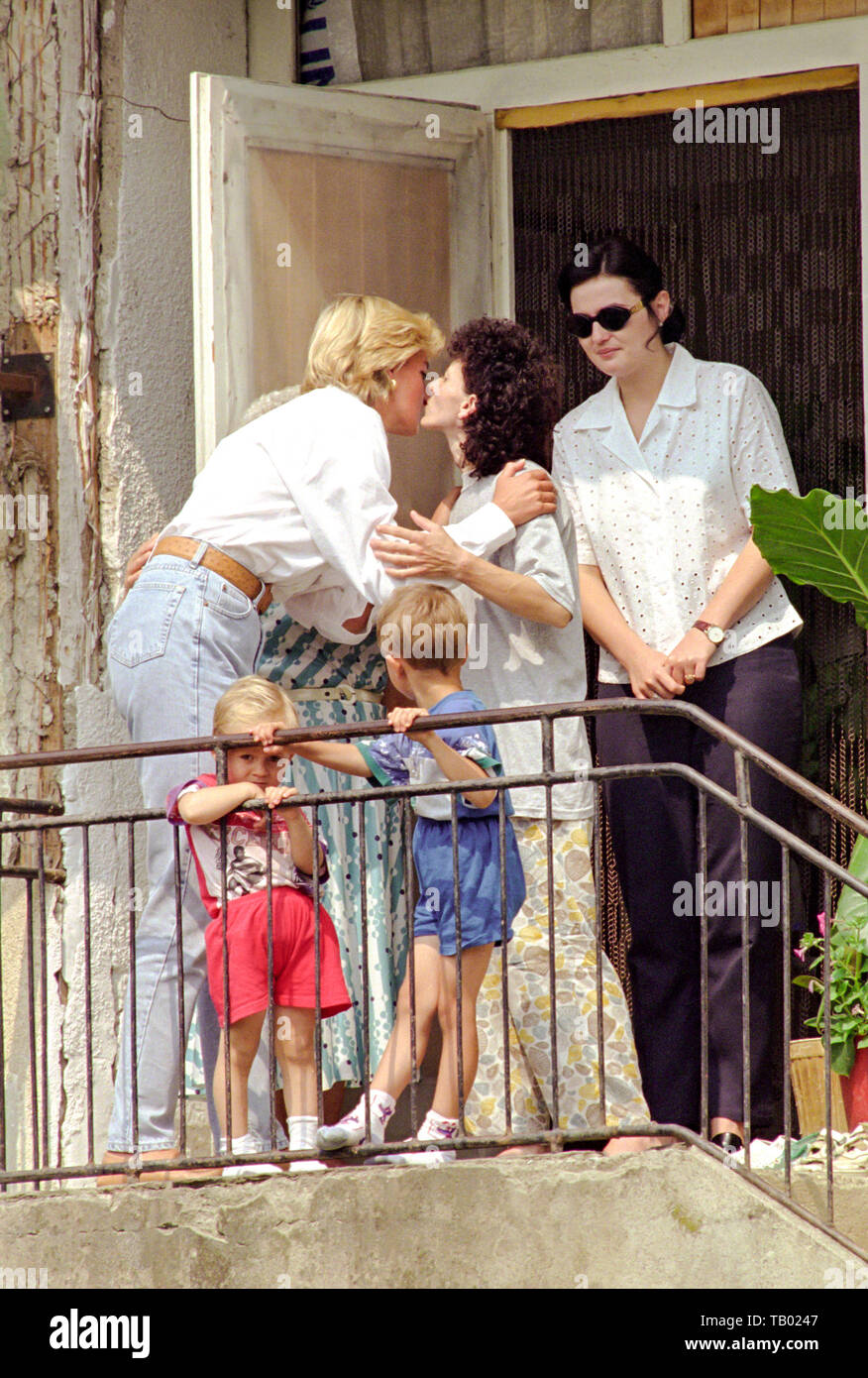 Lady Diana visitare la famiglia di Mersija Brkic ha perso il marito in mina antiuomo , in tGracanica, Bosnia il 9.agosto. 1997. Foto Stock