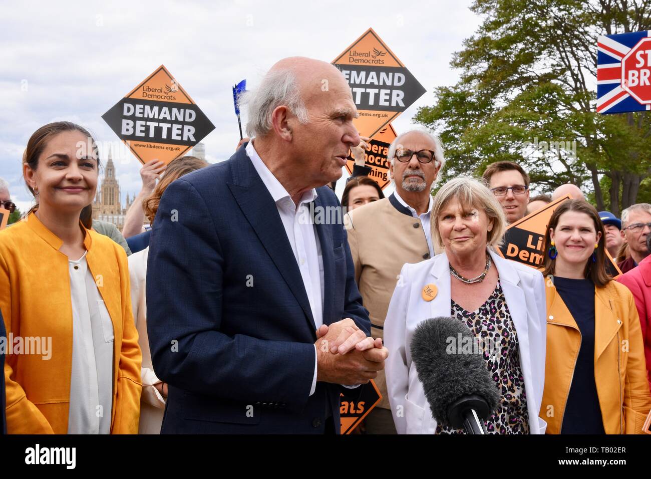 Vince il cavo è stato affiancato da attivisti e il partito della tre nuovi deputati per Londra per celebrare i migliori mai europeo risultato elettorale del partito della storia. Vince il cavo è stato affiancato dalla moglie Rachel Smith e Jo Swinson MP ( sia alla sua destra). Lambeth Palace Road, Londra Foto Stock
