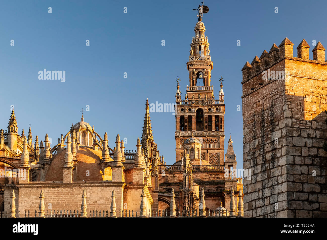 La torre Giralda e mura difensive di Los Reales Alcazares, Siviglia, Spagna Foto Stock