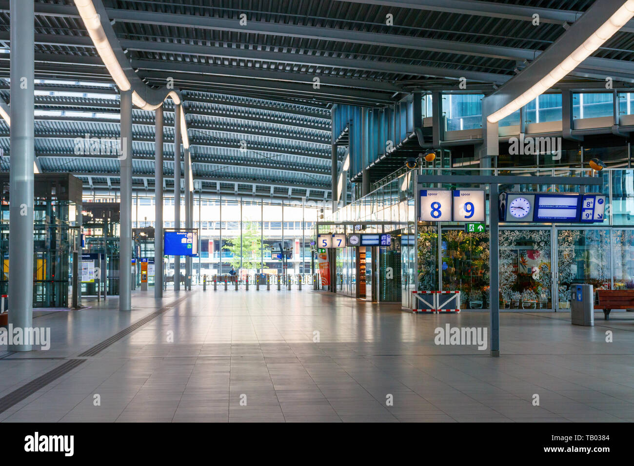 Sala della stazione centrale di Utrecht desolata. A causa di uno sciopero nazionale dei trasporti pubblici, tutti i viaggi in treno è annullato. Utrecht, Paesi Bassi. Foto Stock