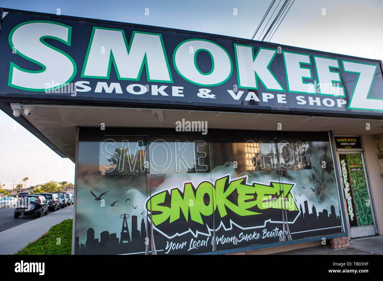 Smokeez fumo e Vape shop segno esterno e il logo su una strada di Santa Ana, Orange County , California , Stati Uniti Foto Stock