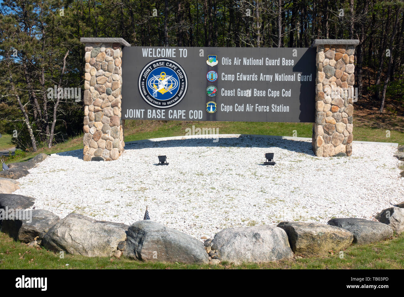 Benvenuti alla base Comune di Cape Cod con segno Otis Air National Guard Base, Camp Edwards Esercito Nazionale Guardia, Coast Guard & Cape Cod Air Force Station Foto Stock