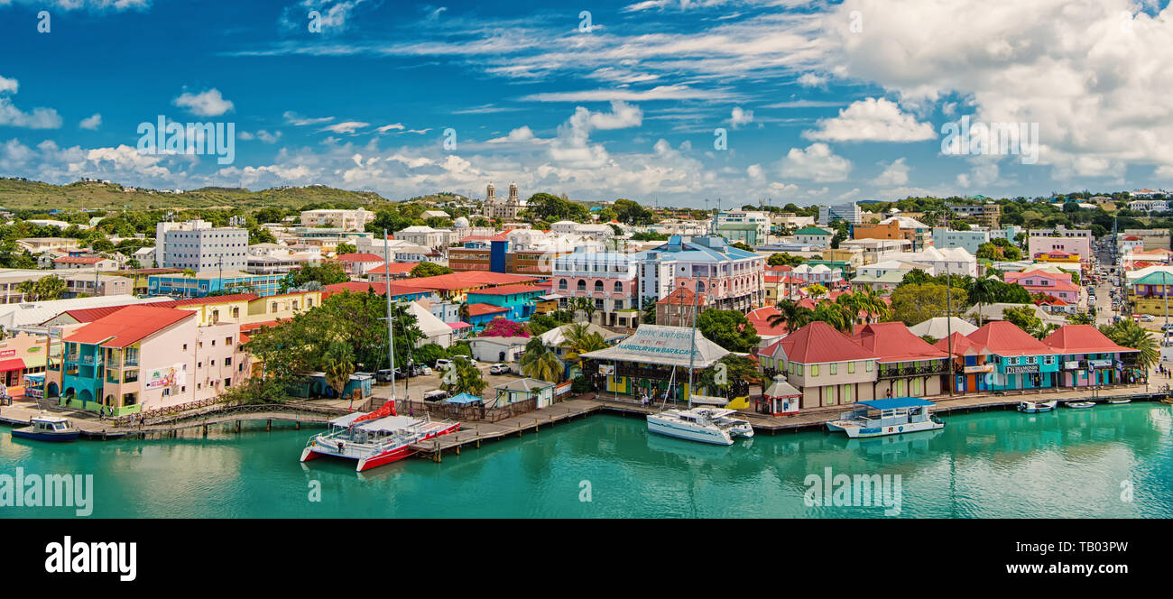 St Johns, Antigua - Marzo 05, 2016: Città e porto marittimo su nuvoloso cielo blu. Vacanze estive sull isola tropicale. Viaggiare e wanderlust. Foto Stock