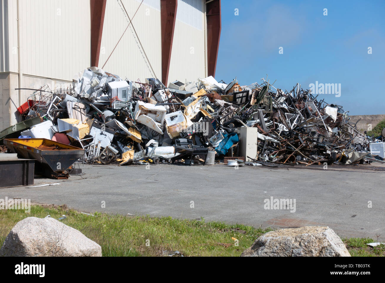 Pila di metallo per il riciclo di essere raccolti presso il Massachusetts Bourne discarica incl. elettrodomestici, etc Foto Stock