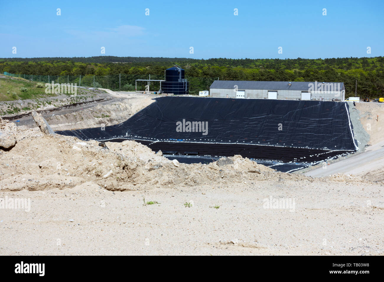 Nuovo geosintetico base di argilla rivestimento essendo installato in corrispondenza della fase 6 cella di smaltimento in The Bourne, MA USA integrato di gestione dei rifiuti solidi discarica Foto Stock