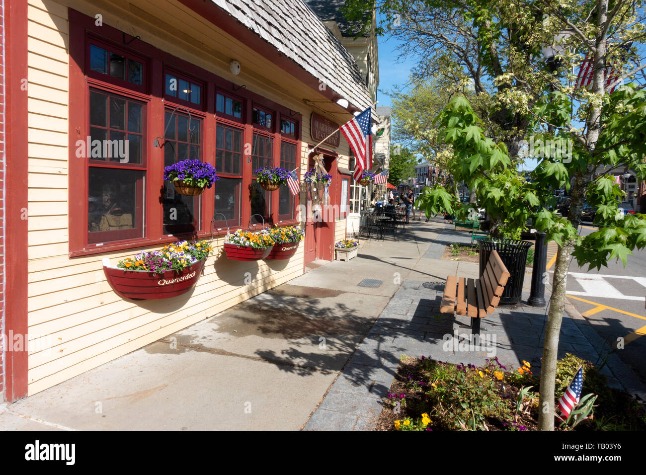Main Street downtown Falmouth, Cape Cod, Massachusetts con il marciapiede e l' esterno della Quarterdeck ristorante con finestre Foto Stock