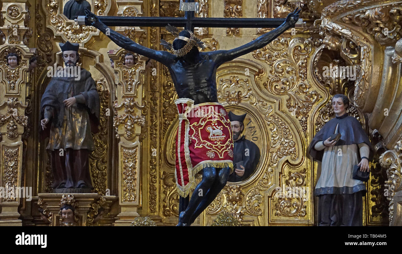 Gesù il Cristo crocifisso scultura all'interno Catedra Metropolitana o la Cattedrale metropolitana di Place de la Constución in Zocalo, Città del Messico. Foto Stock