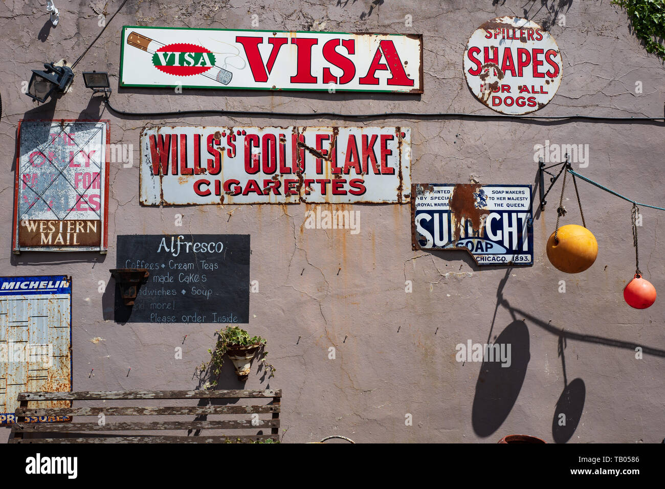 Vintage segni di smalto, Cowbridge, Galles Foto Stock