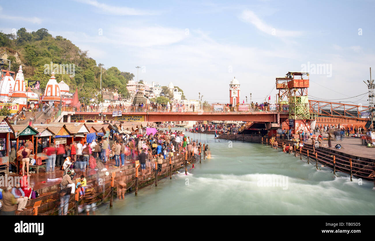 Centinaia di persone indù stanno facendo il bagno santo nel sacro Gange fiume in Haridwar. Foto Stock