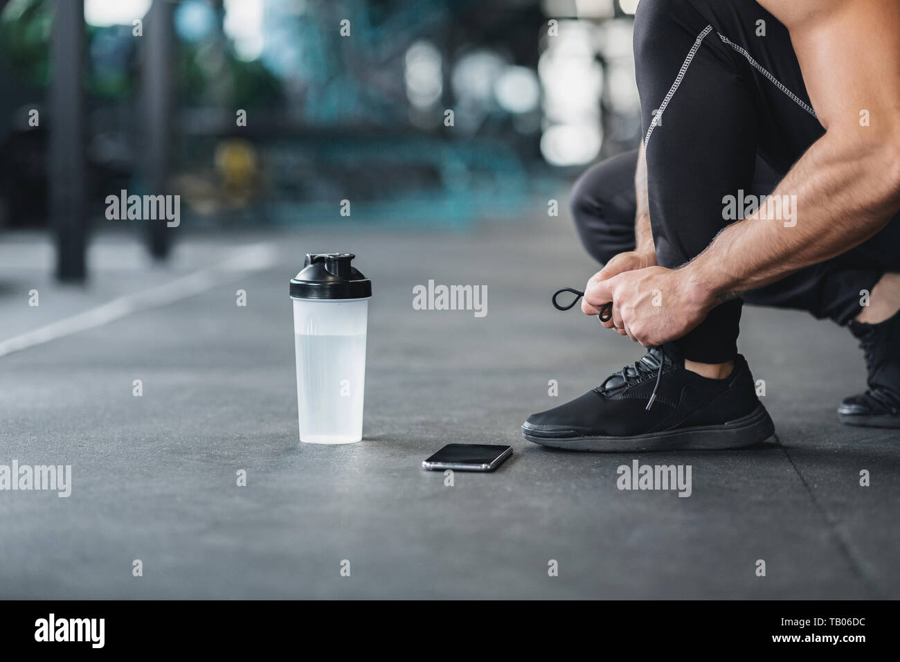 Legatura uomo lacci delle scarpe su scarpe da ginnastica in palestra Foto  stock - Alamy