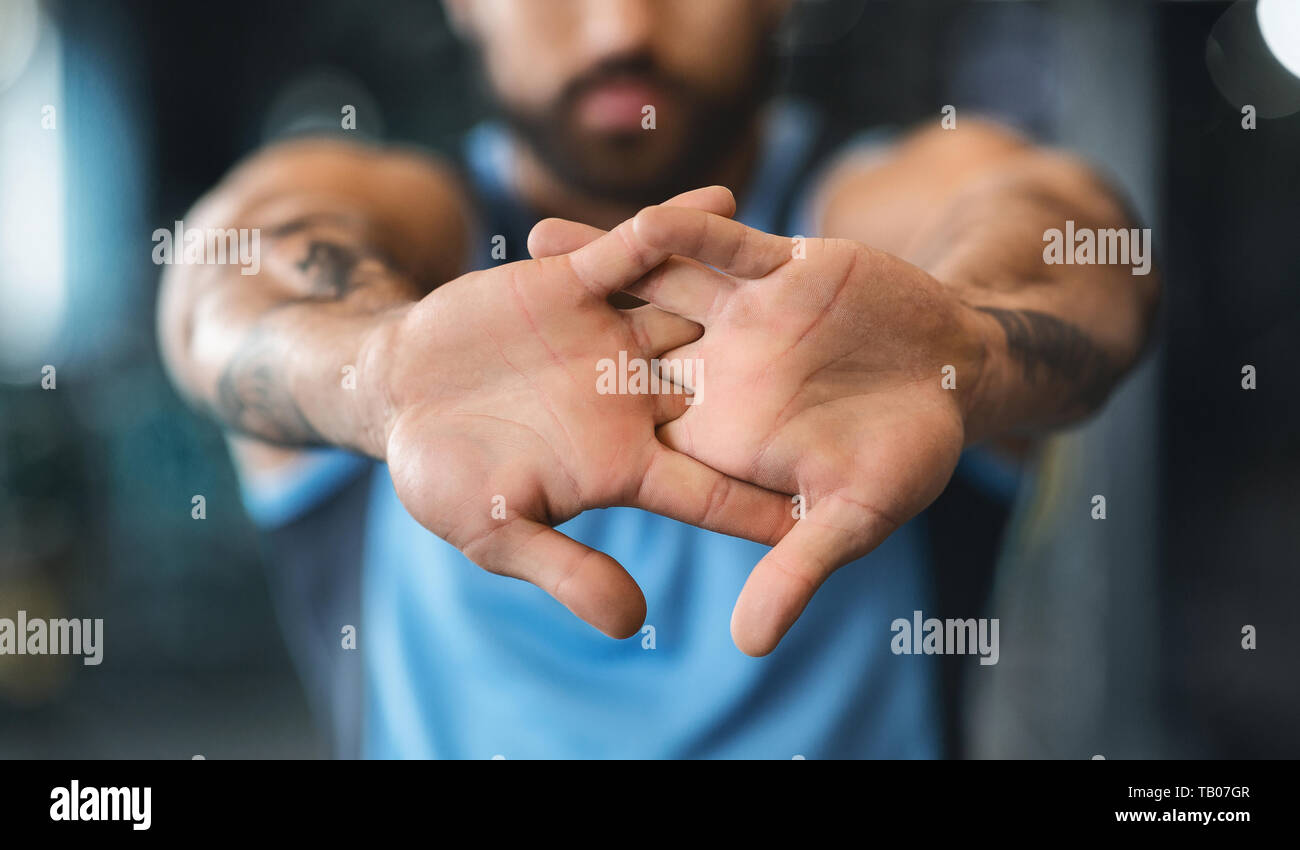 Uomo in fase di riscaldamento le sue mani prima di allenamento Foto Stock