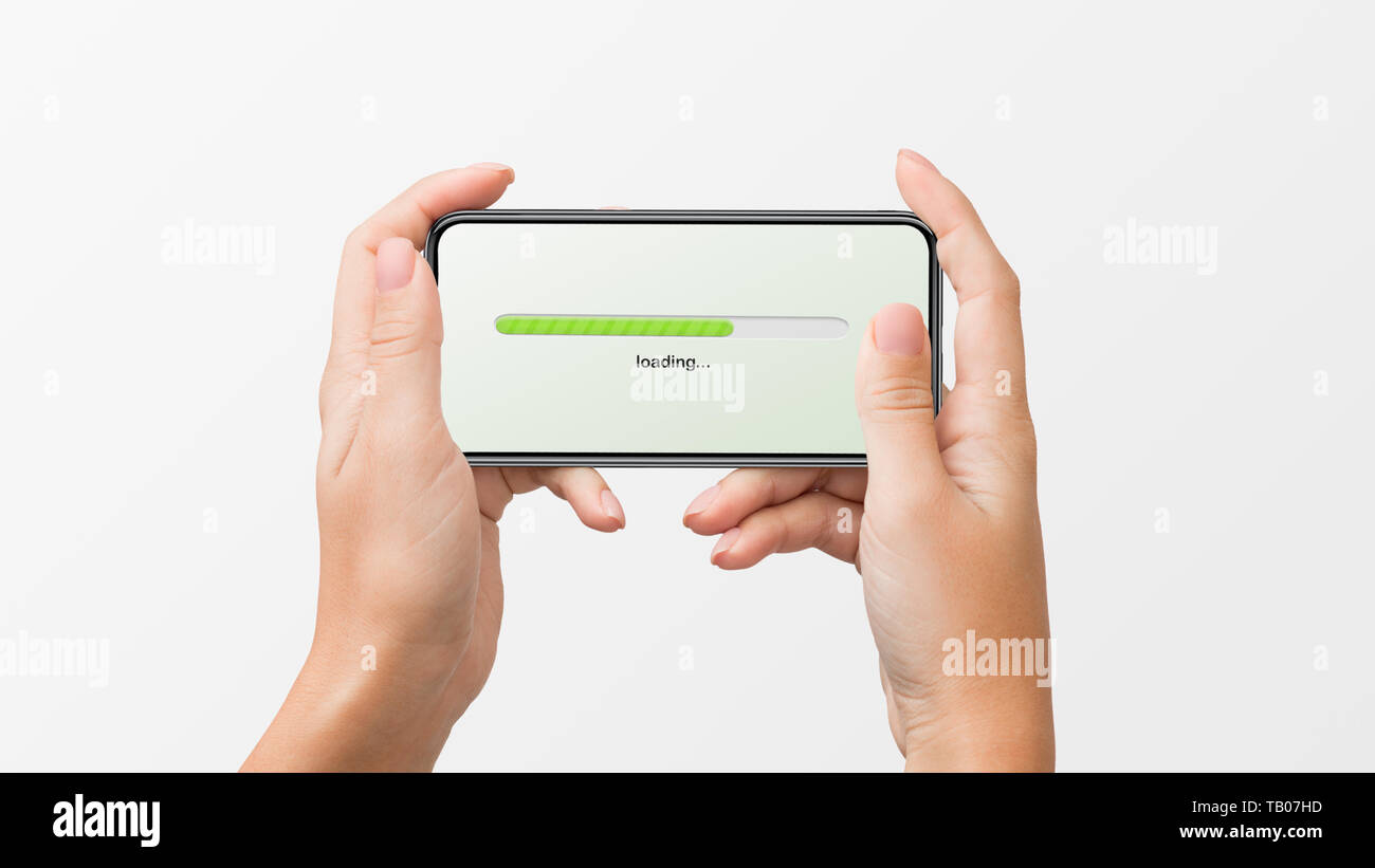 Donna con le mani in mano lo smartphone di contenimento Foto Stock