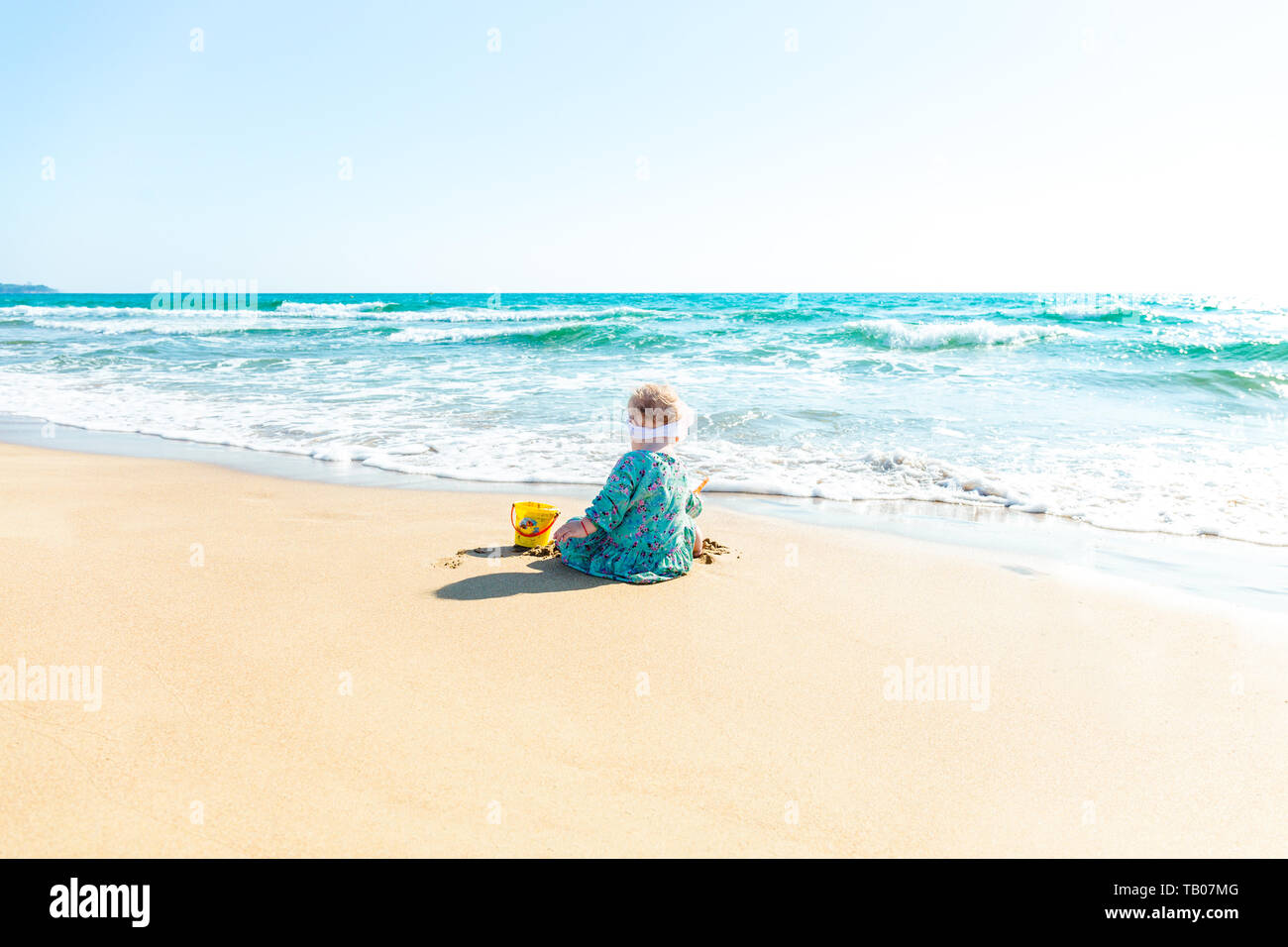 Carino bambina gioca con giocattoli da spiaggia Sulla spiaggia tropicale Foto Stock