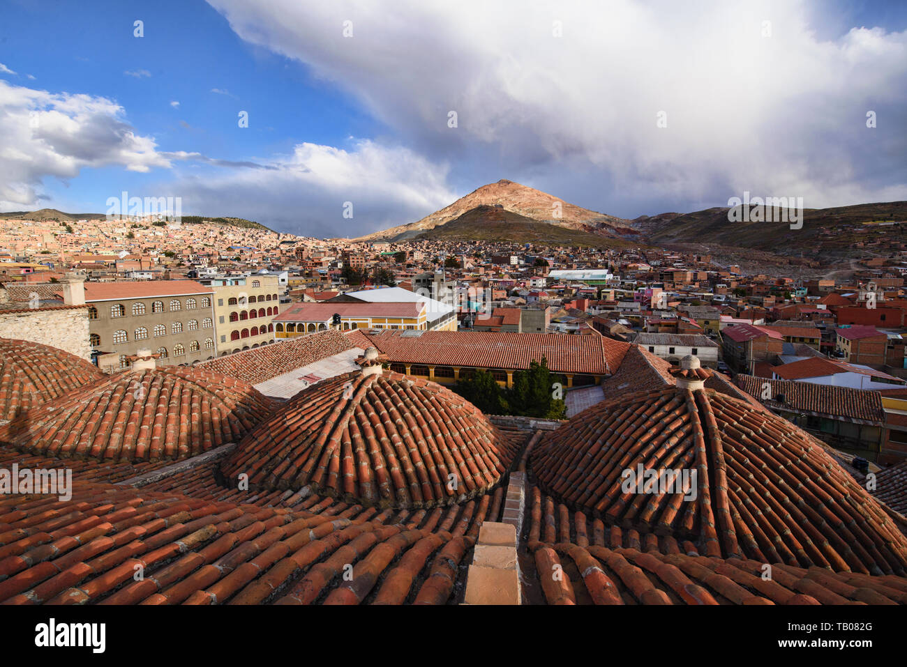 Vista sul tetto della chiesa di San Francisco e il convento, Potosí, Bolivia Foto Stock