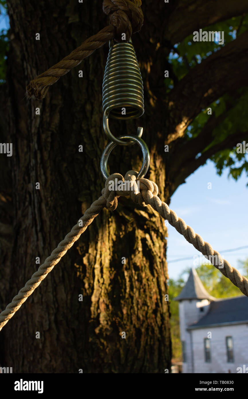 Per corda swing amaca come il sole inizia a scendere. Foto Stock