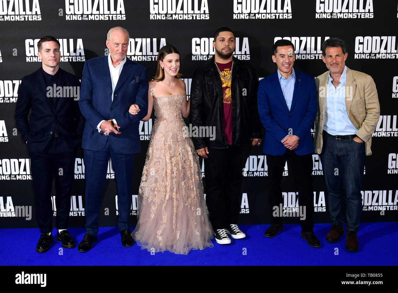 Zach Shields, Charles Dance, Millie Bobby Brown, O'Shea Jackson Jr., Michael Dougherty e Josh Berger (da sinistra a destra) durante il Godzilla speciale proiezione a Leicester Square a Londra. Foto Stock