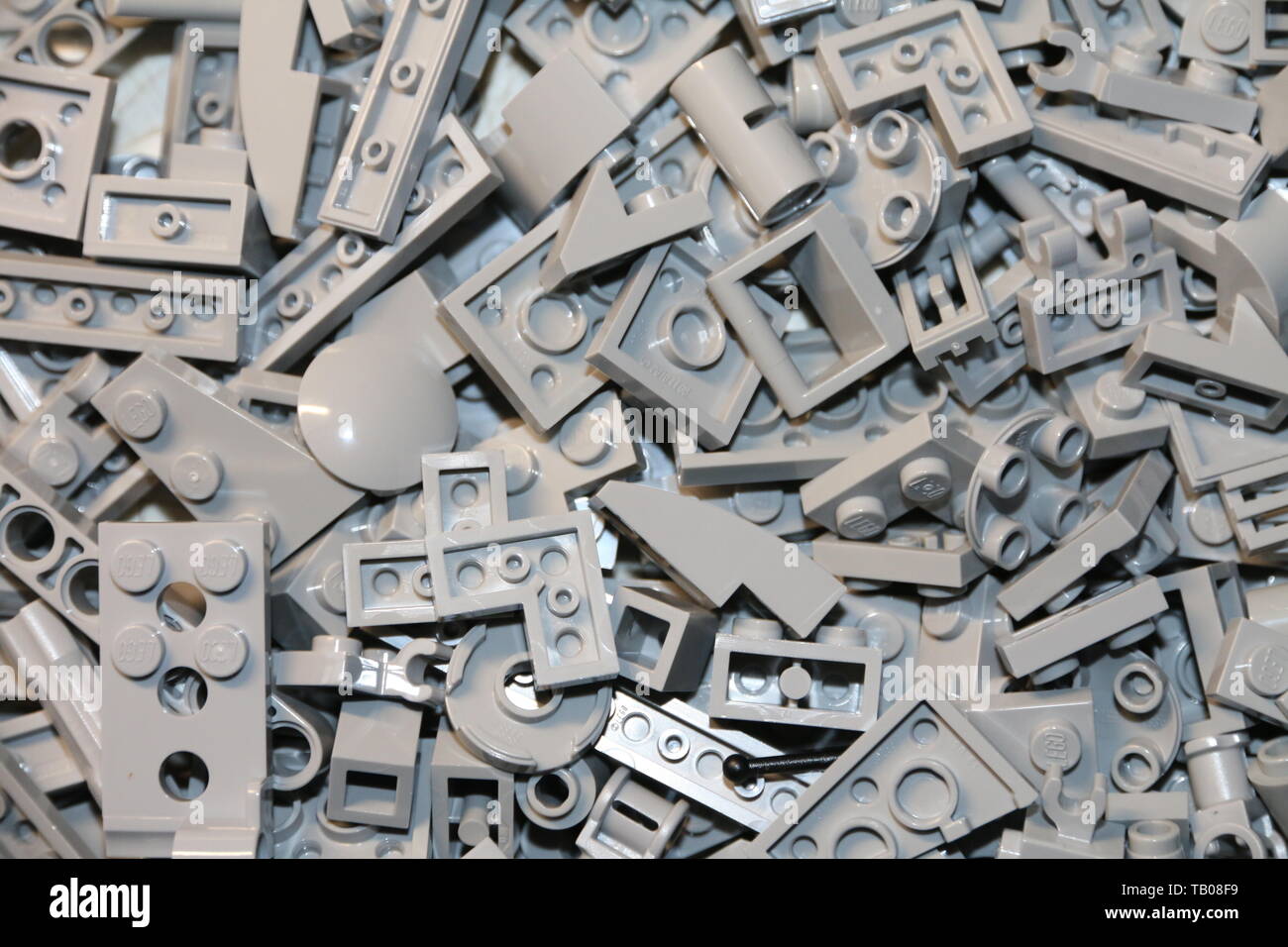 LEGO luce grigio bluastro mattoni e piastrelle, lastre, technic parti insieme su un tavolo. Foto Stock