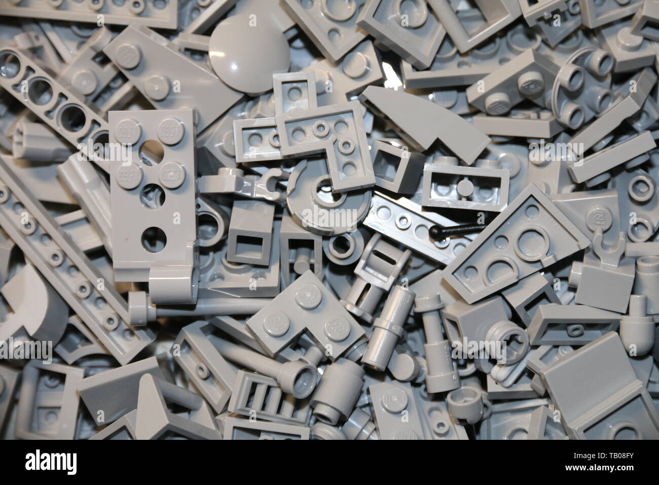 LEGO luce grigio bluastro mattoni e piastrelle, lastre, technic parti insieme su un tavolo. Foto Stock