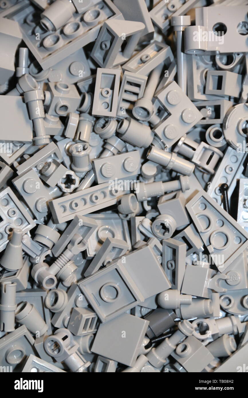 LEGO luce grigio bluastro mattoni e piastrelle, lastre, technic parti insieme su un tavolo. Foto Stock