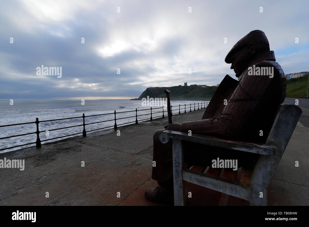 Freddie Gilroy scultura in North Bay a Scarborough con Castello di Scarborough in background. Foto Stock