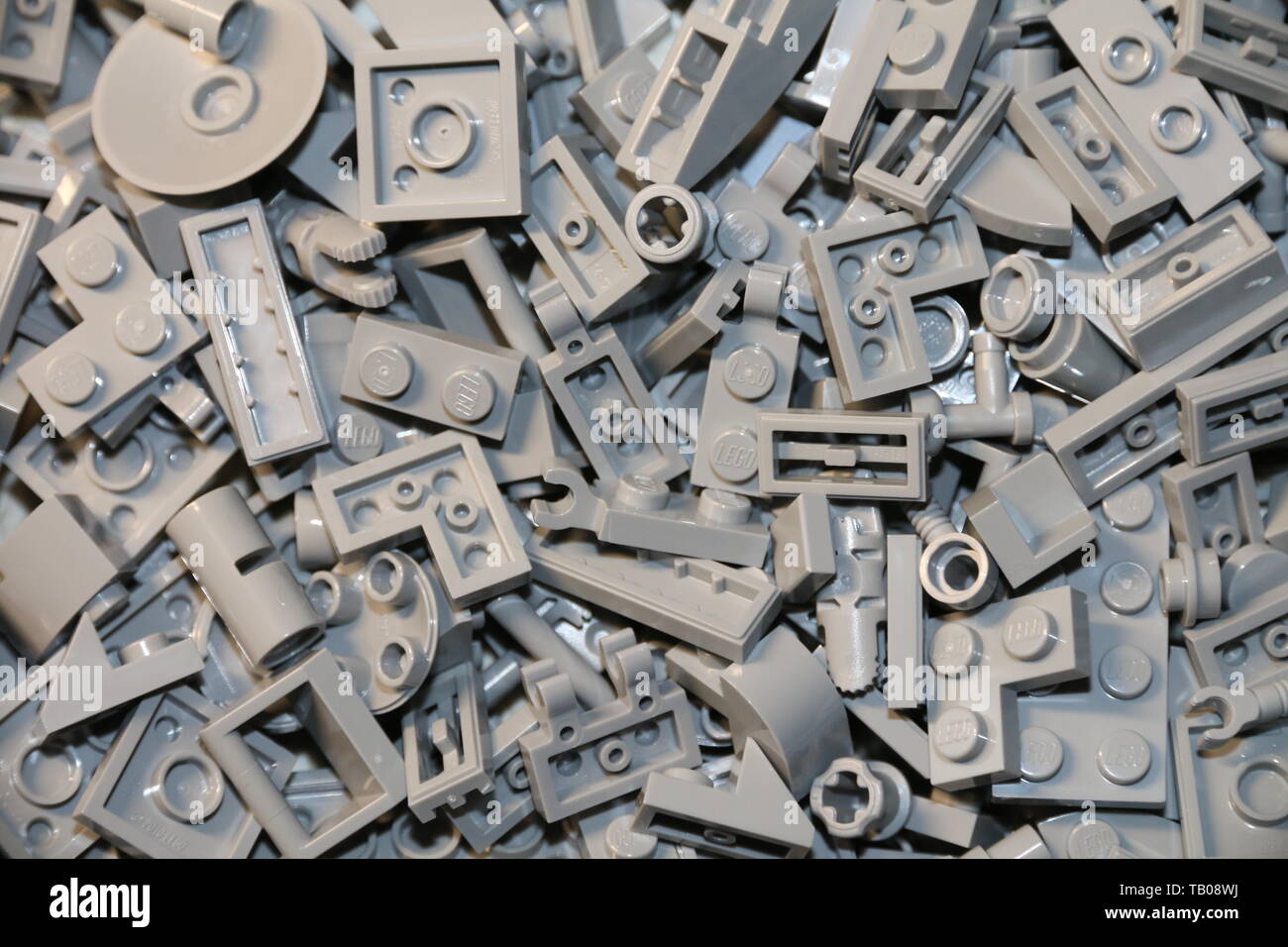 LEGO luce grigio bluastro mattoni e piastrelle, lastre, technic parti insieme su un tavolo. Foto Stock