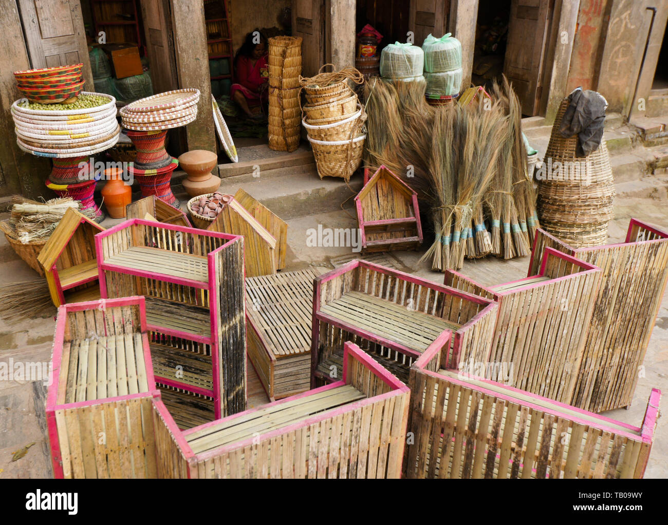 Il bambù e paglia prodotti per la vendita al di fuori del negozio nella città vecchia Dhulikhel, Nepal Foto Stock