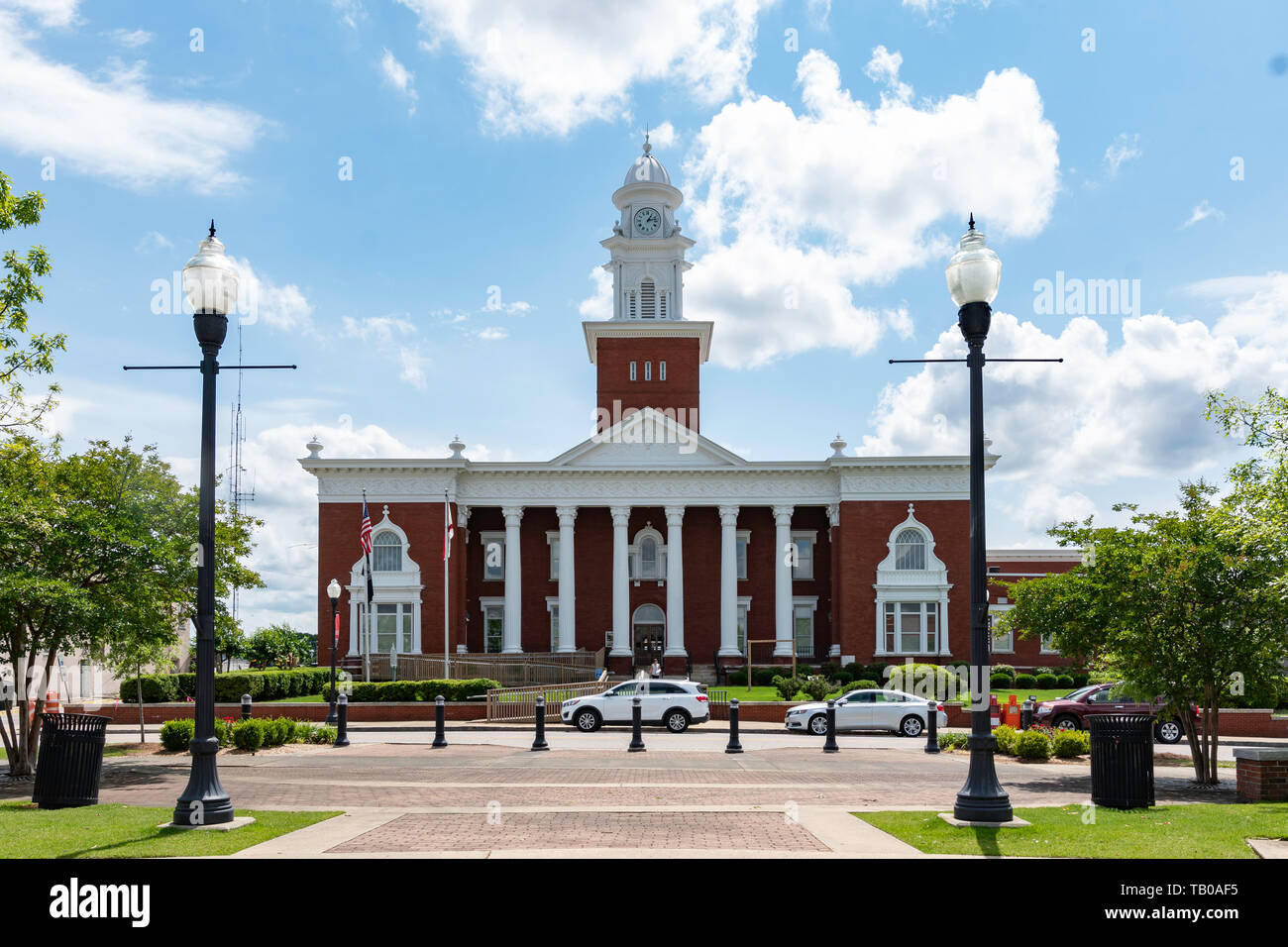 Opelika, Alabama/STATI UNITI D'America - 10 Maggio 2019: Storico Lee County Courthouse costruito nel 1896 è una a due piani in mattoni dell'architettura neoclassica Foto Stock