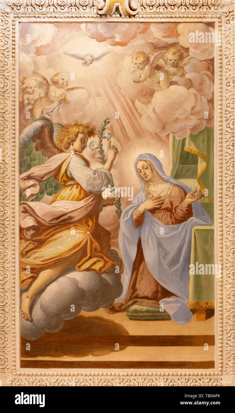 OSSUCCIO, Italia - 8 Maggio 2015: l'affresco barocco di Annunciazione nella chiesa del Sacro Monte della Beata Vergine del Soccorsoby Salvatore Pozzi di Puria Foto Stock