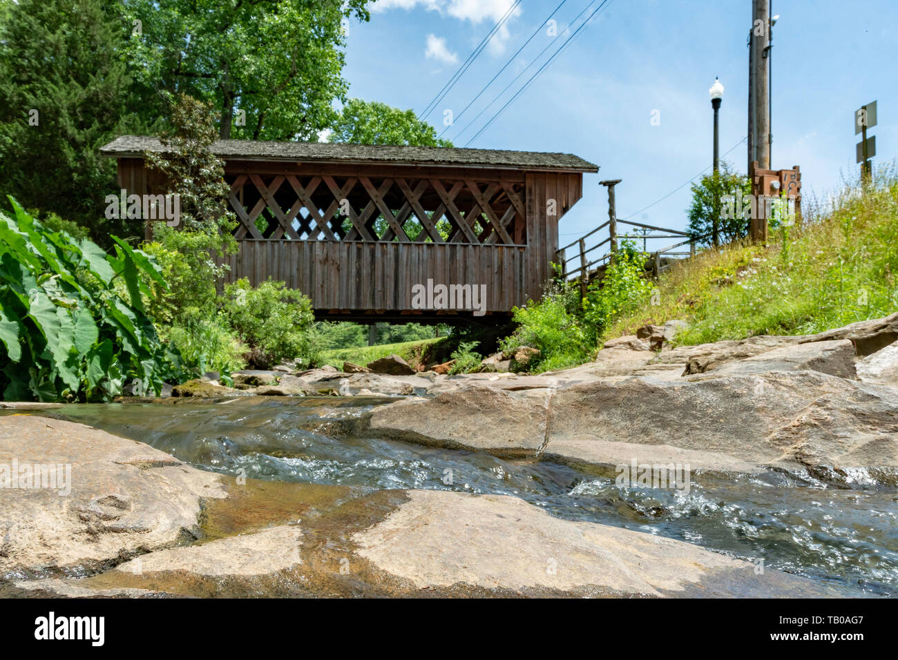 Opelika, Alabama/STATI UNITI D'America - 10 Maggio 2019: Storico Salem Shotwell ponte coperto come visto da Rocky Brook al Opelika parco municipale. Questo ponte è stato Foto Stock