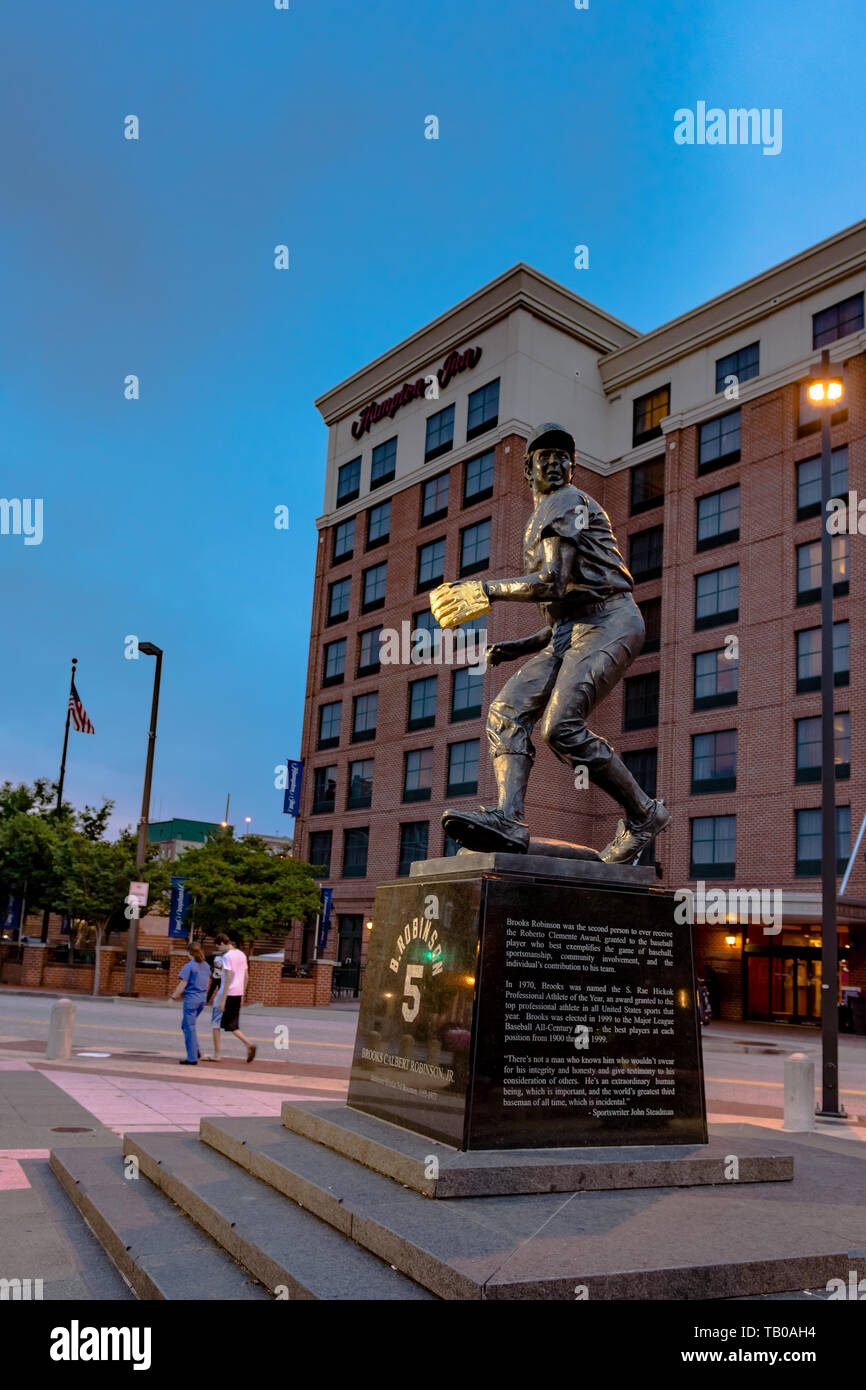 Baltimore, Maryland, Stati Uniti d'America - Luglio 11, 2017: Statua di Brooks Robinson davanti a Camden Yards, casa dei Baltimore Orioles, con i turisti a piedi nella Foto Stock