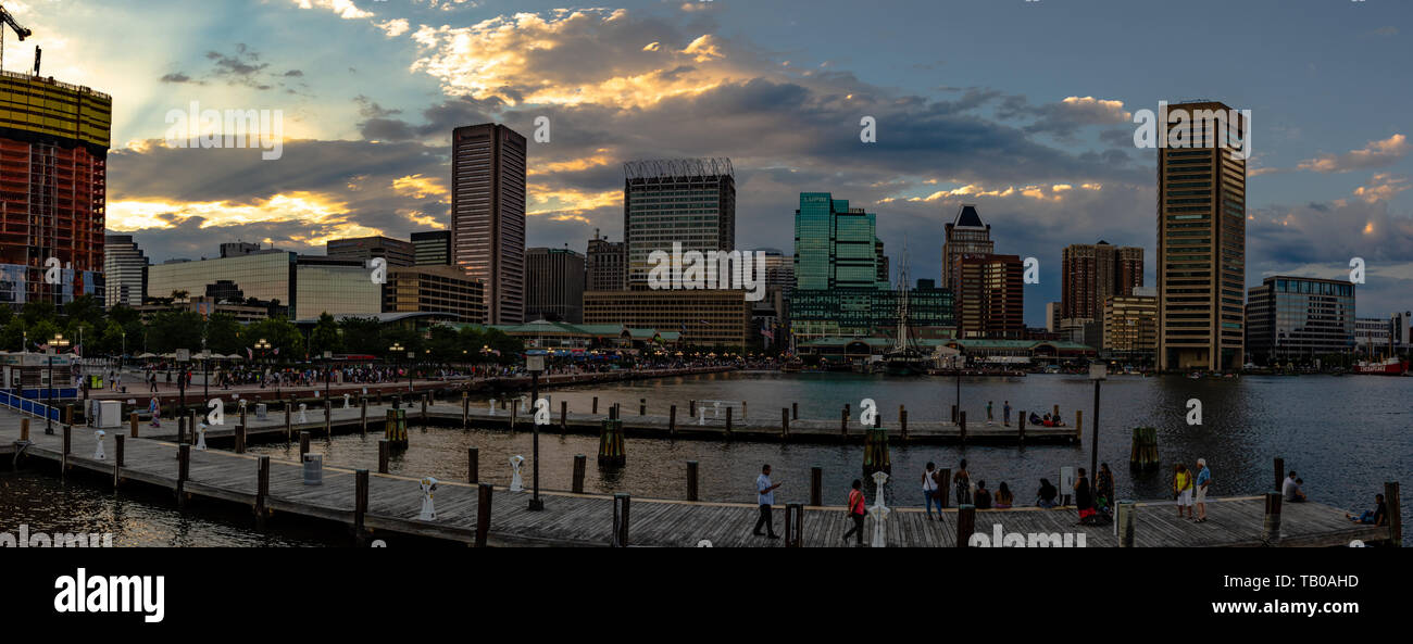 Baltimore, Maryland, Stati Uniti d'America - 8 Luglio 2017: immagine di panorama di turisti a piedi lungo il fronte mare di Baltimore famoso Porto Interno al crepuscolo. Foto Stock